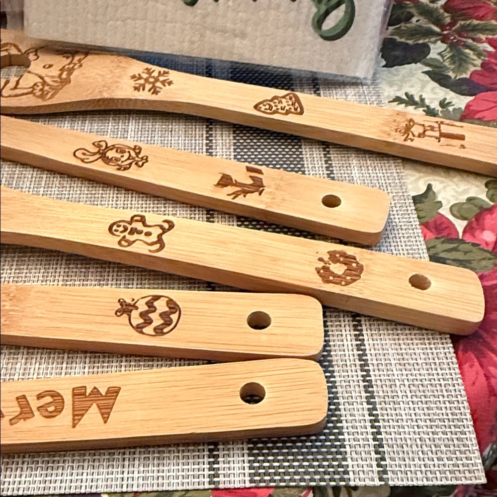 Grinch-themed bamboo spoons and kitchen apron  (7 pcs) - Picture 7 of 7
